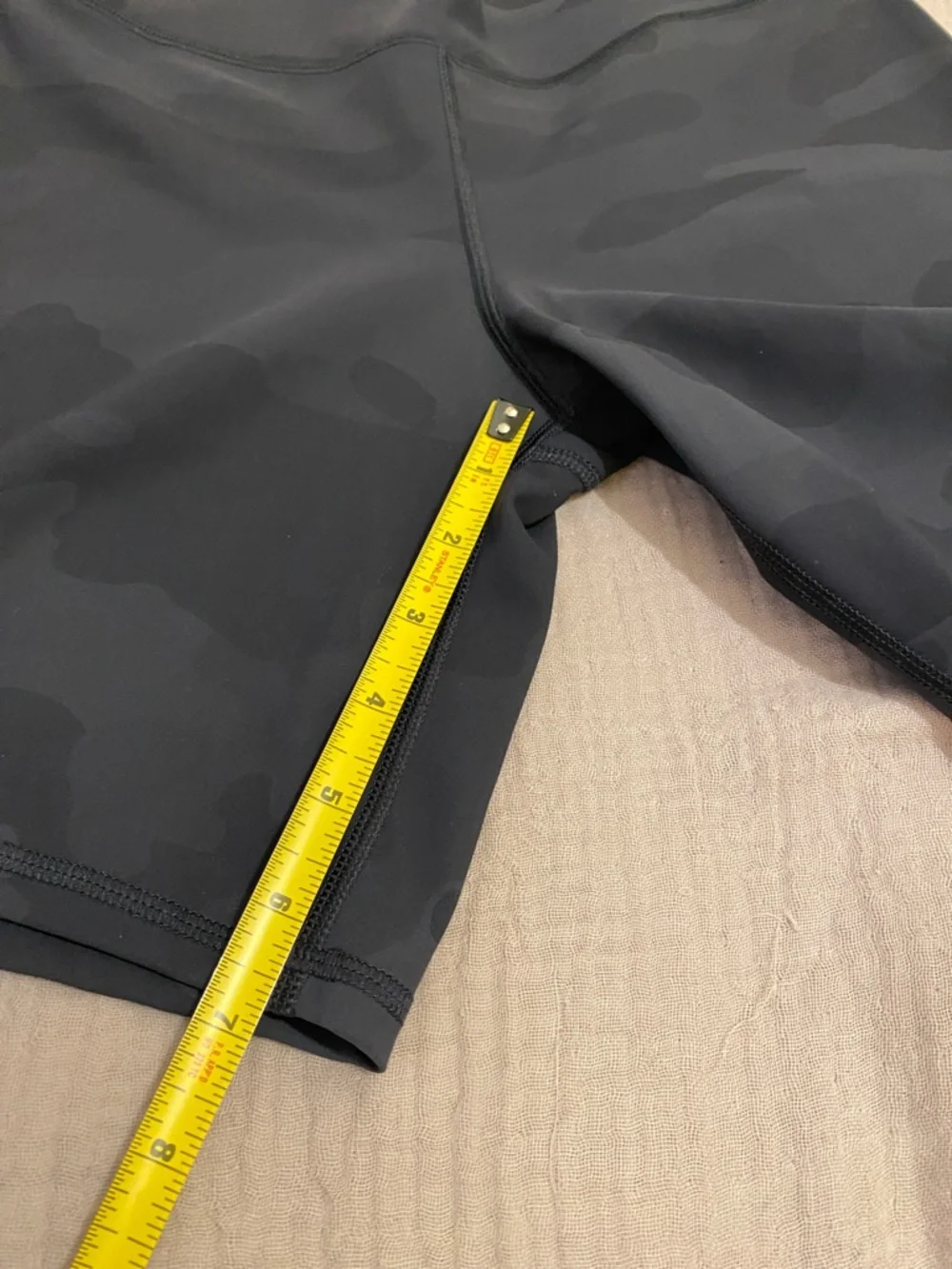 ALO Yoga Black Camo High-Rise Biker Shorts. Size S